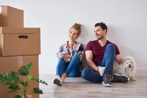 pareja de espaldas señala su nuevo hogar